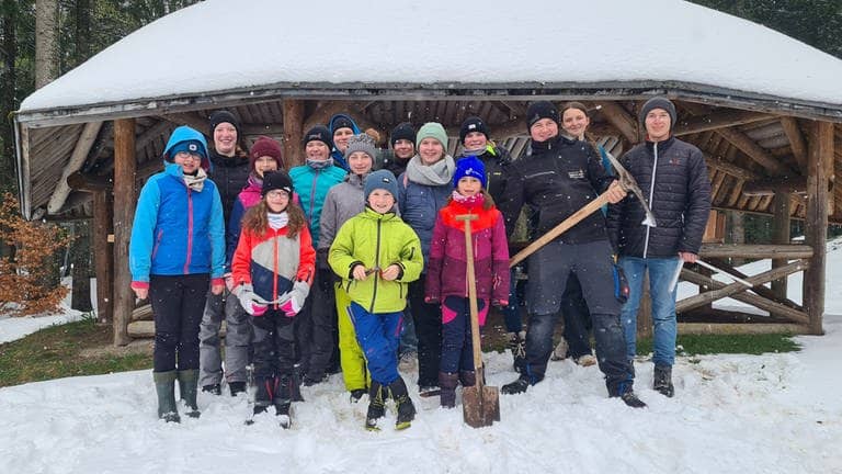 Eine Gruppe der 72-Stunden-Aktion aus Breitnau arbeitet im Schnee an ihrem Projekt (Foto: SWR3)